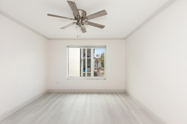 Building Photo - 810 Villa Cir