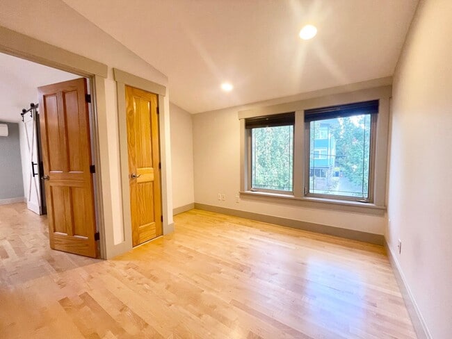 Building Photo - AVAILABLE NOW 3 BD 3.5 BA Townhome in Fremont