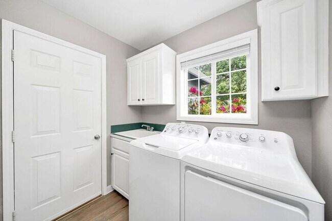 Building Photo - Stunning 4 bedroom, 2.5 bathroom home!! Must See!!