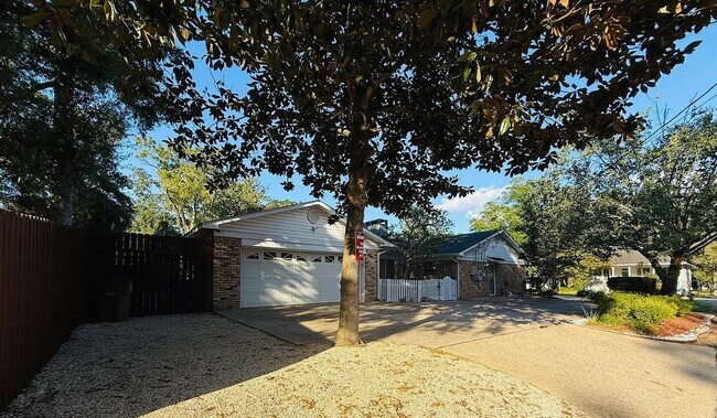 Building Photo - 814 Pinemont Dr