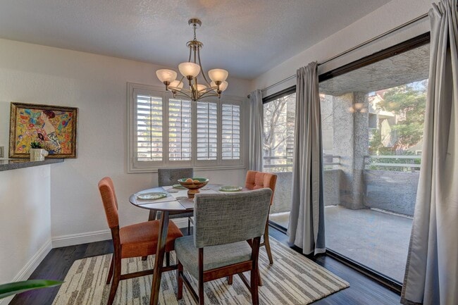 Building Photo - Fully furnished Condo in a great location!