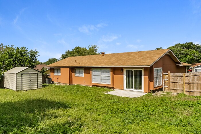 Building Photo - 1070 Hickory Trail St