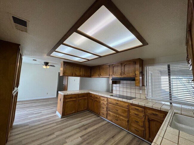 Building Photo - 657 W Escalon Ave