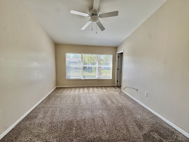 Building Photo - 912 Hampton Cir