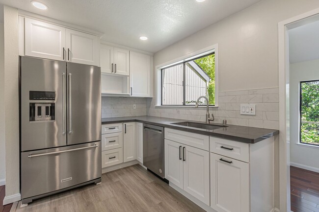 Building Photo - Beautiful Remodeled 3 Bedroom Townhome