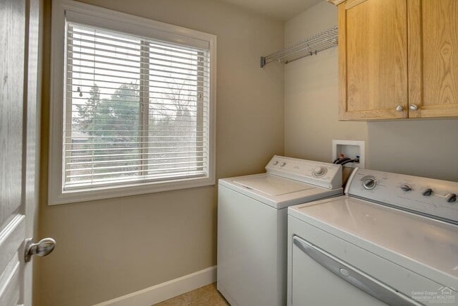 Building Photo - Beautiful 3 Bed/2.5 Bath Two-Story Duplex ...
