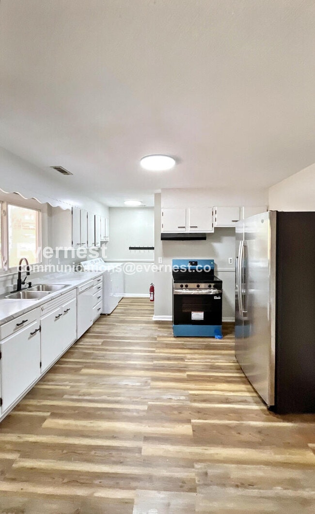 Building Photo - HALF OFF First Month’s Rent &  Admin Fee + Application Fee credit! Limited Time Special Offer - S...