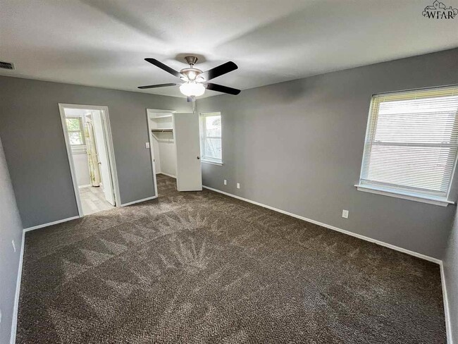 Building Photo - 4624 Trailwood Dr