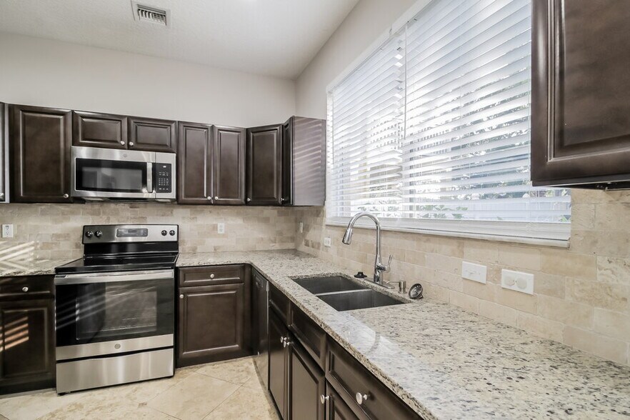 Building Photo - 395 Lancer Oak Dr