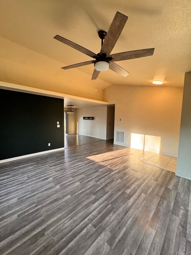 Building Photo - 106 Umpqua View Dr