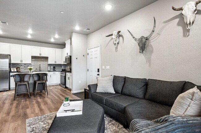 Building Photo - "Charming 2-Bed, 2-Bath Condo Retreat in Littleton - 870 Sq Ft of Cozy Elegance!"