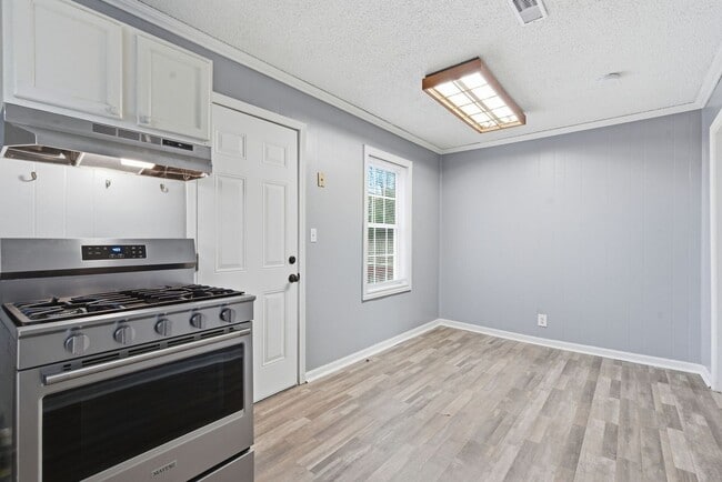 Building Photo - 3 Bed | 1 Bath | FULLY Remodeled | FULLY Fenced Yard | Springfield MO | PETS WELCOME!