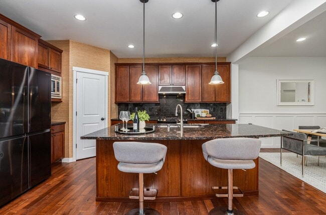 Building Photo - North East Facing 4 bed 3 bath ready for m...