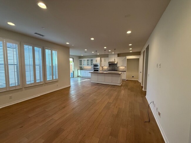 Building Photo - Beautiful spacious 3 Bedroom 3.5 bath 2185...