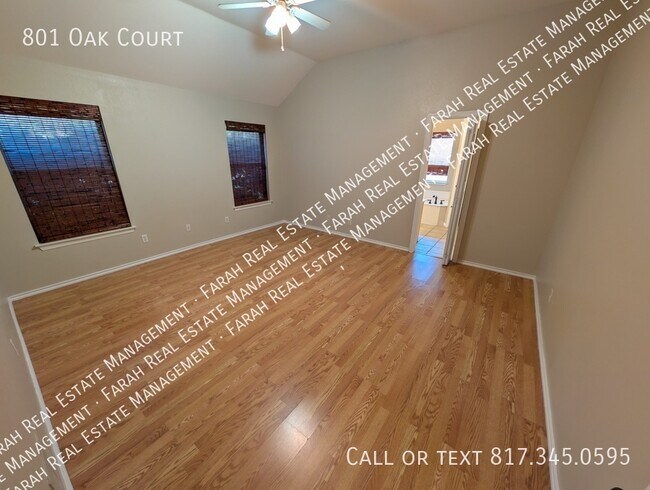 Building Photo - 801 Oak Ct