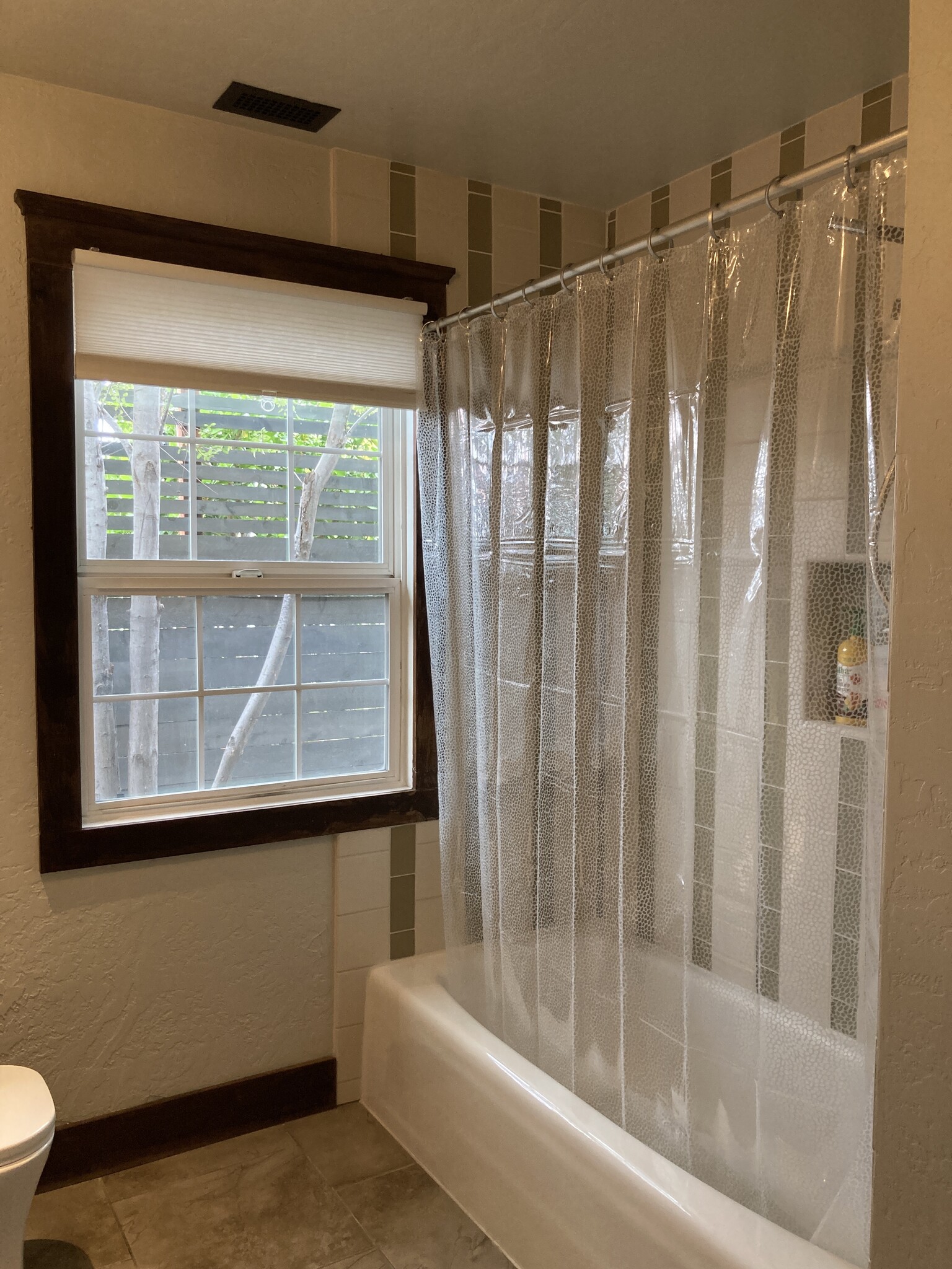 Bungalow Bath Tub/Shower - 3720 Crestwood Pl