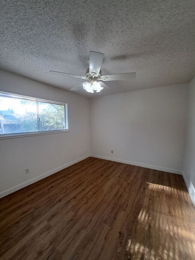 Building Photo - Beautiful Single-Level Fresno Home | 3 Beds, 2 Baths, Garage & Pet-Friendly!