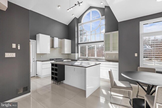 Building Photo - 1460 Waterfront Rd