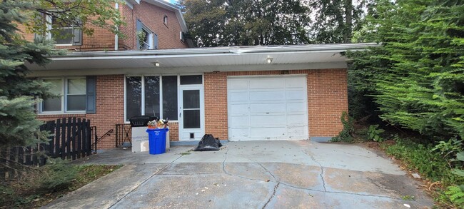 Building Photo - Spacious 3 bedroom 2.5 bathroom home in Ha...