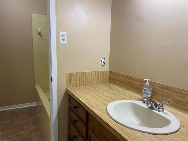 Building Photo - 24600 Darkwood Ct