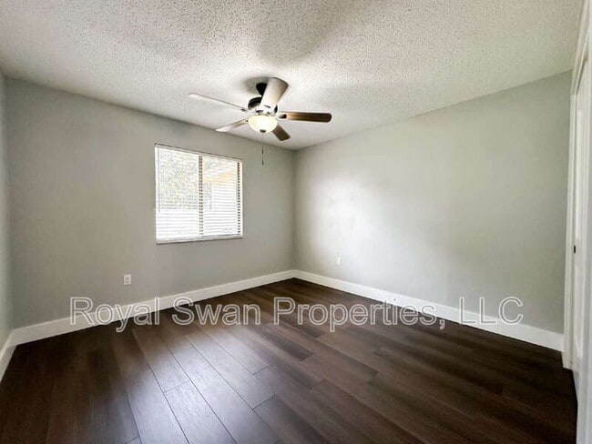 Building Photo - 4228 Oak Loop