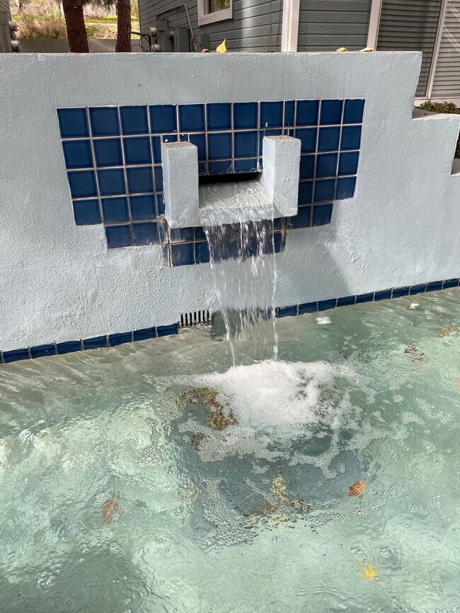 Classy condo complex with nice touches - 785 Portwalk Plz