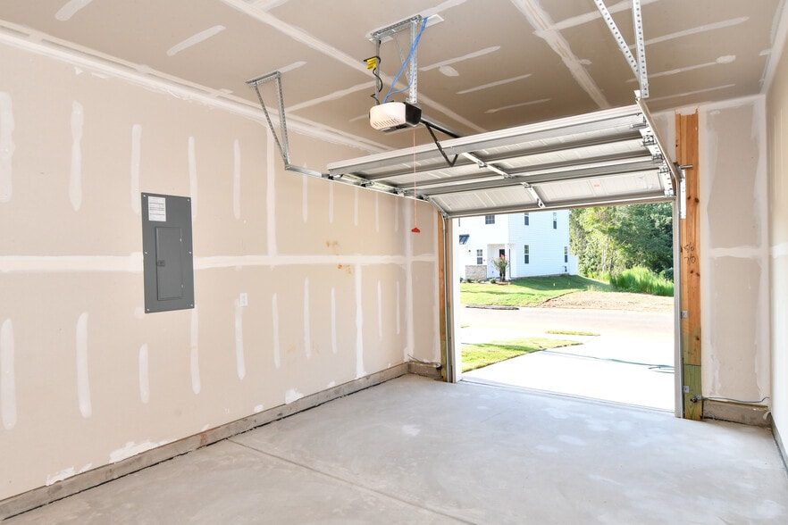 Building Photo - 18 Twiggs Ln