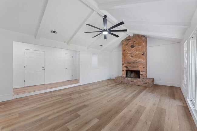 Building Photo - READY NOW! UPDATES GALORE!