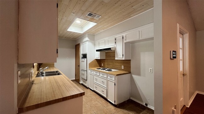 Building Photo - 1806 Cedar Dr