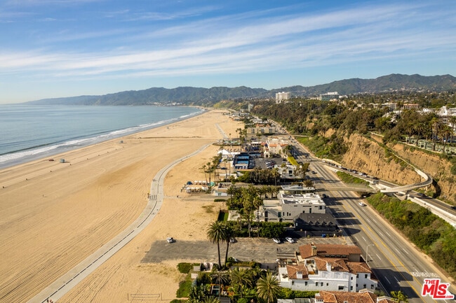 Building Photo - 964 Palisades Beach Rd