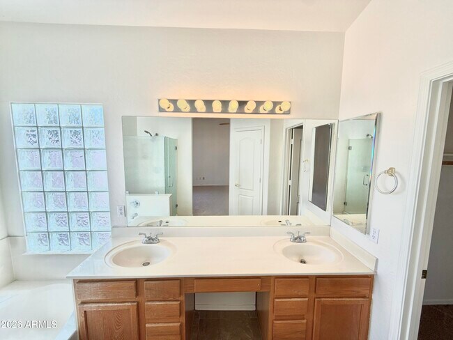 Building Photo - 13896 W Wilshire Dr