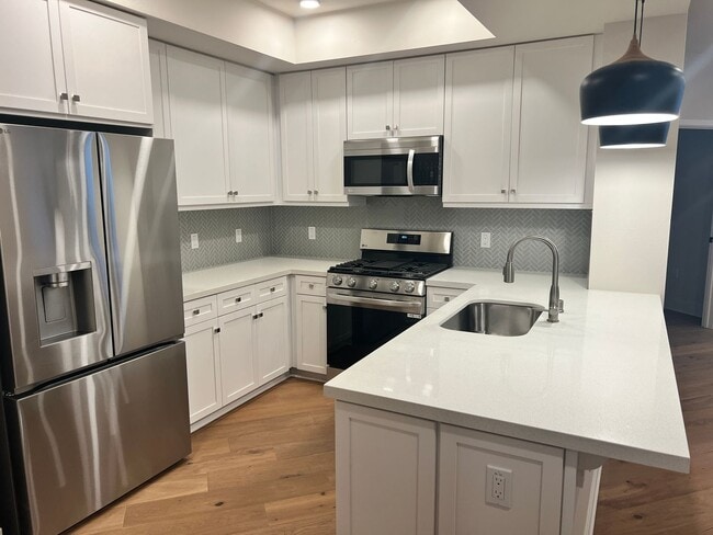 Building Photo - Brand New 2 bed 2 bath Townhome Rolling Hills Estates