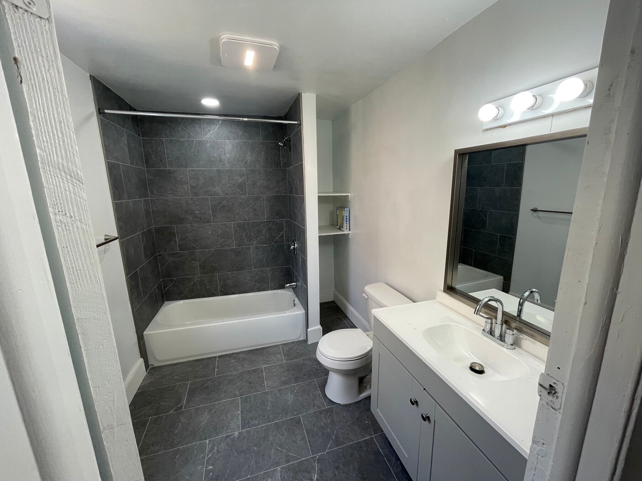 Full Bathroom - 2001 E Monmouth St