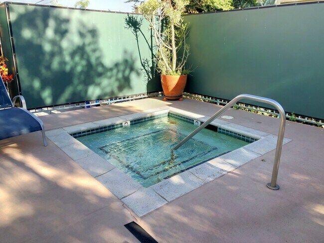 Building Photo - Top-Floor large condo on tree-lined street