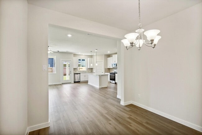 Building Photo - 586 Avisa Dr