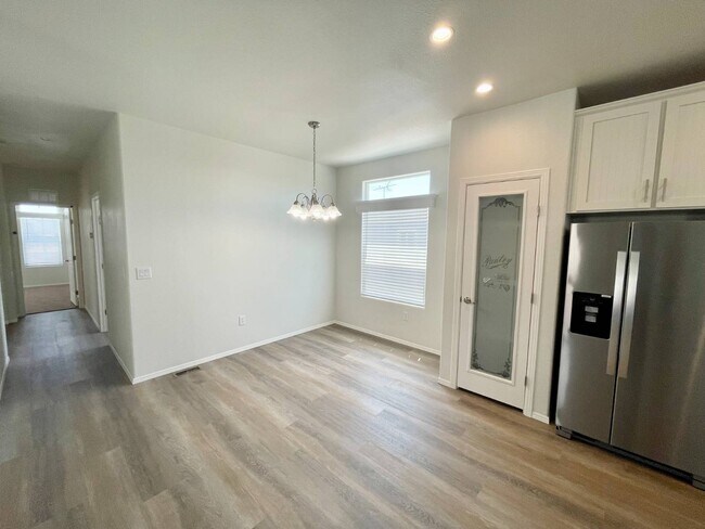 Building Photo - 33 Magnolia Via