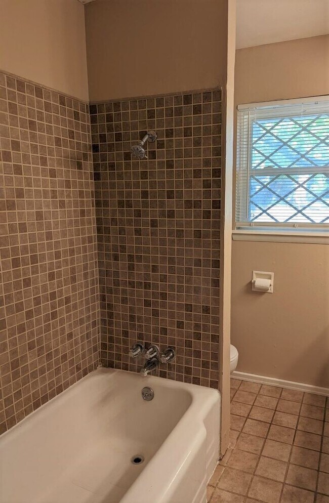 Building Photo - 1813 Hardy Dr