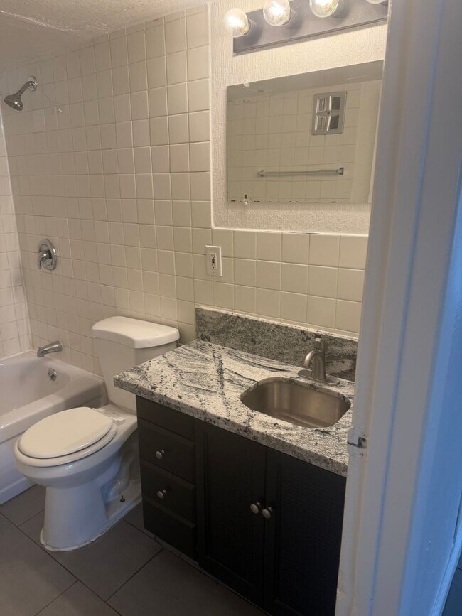 Building Photo - 595 S Royal Crest Cir