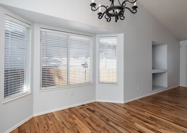 Building Photo - 4 Bed Rancher in District 20!!!