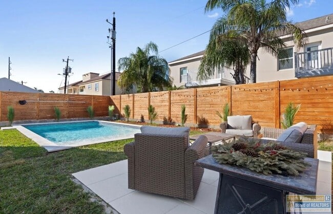 Building Photo - 104 W Pompano St