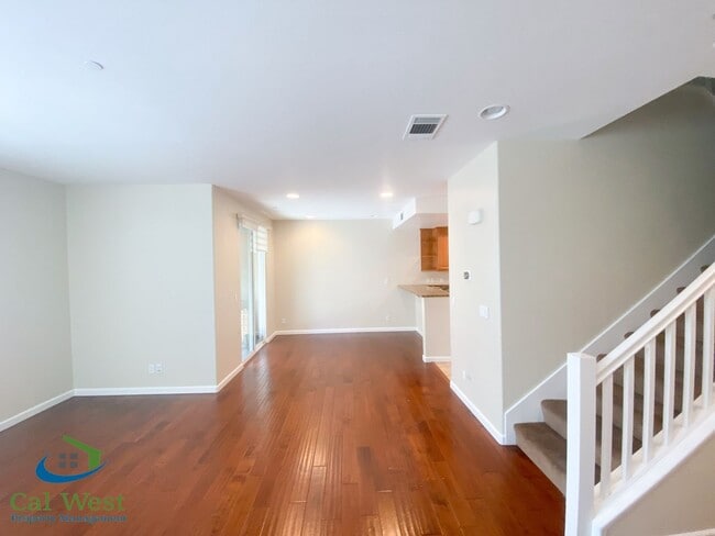 Building Photo - $3795 - 3 Bed/2.5 Bath Tri-level Townhome ...