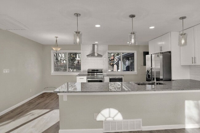 Building Photo - 817 Westmoor Dr