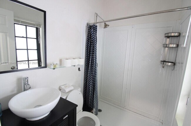 Building Photo - 921 SW 9th St