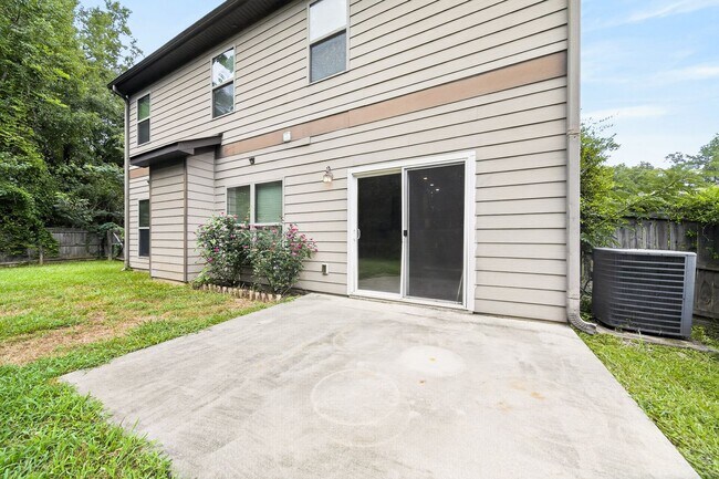 Building Photo - 2 Lincolnshire Ln