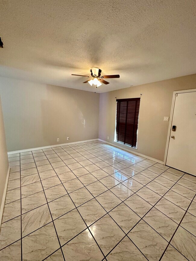 Building Photo - 4610 Retama Dr