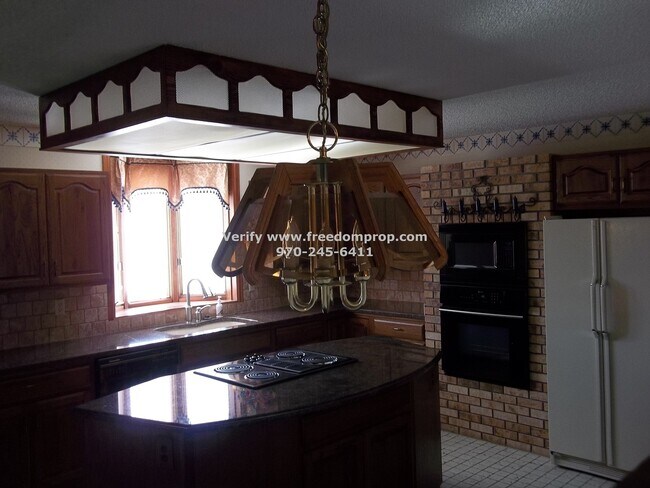 Building Photo - Well Maintained Established Home Near Horizon Dr