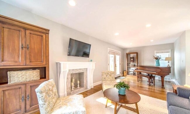 Building Photo - 986 Smith Ave