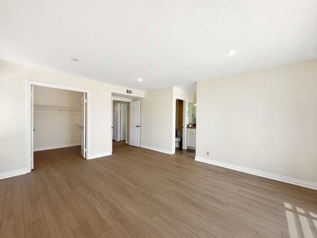 Building Photo - Great 4B/2.5BA House in Scripps Ranch!