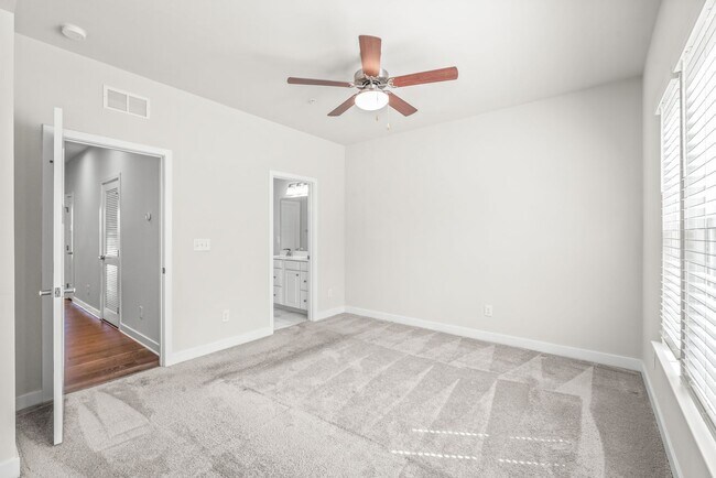 Building Photo - (Coming Soon) 3 Bedroom Townhome minutes from South End!