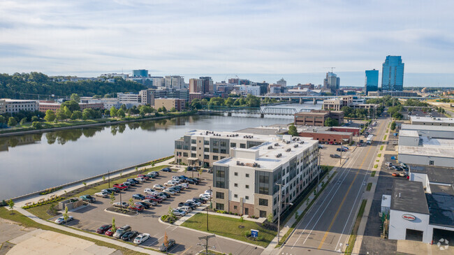 Building Photo - Grand View Place